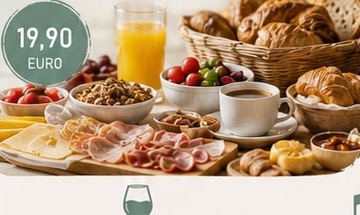 Frühstücksbuffet mit Brötchen, Aufschnitt, Obst und Kaffee